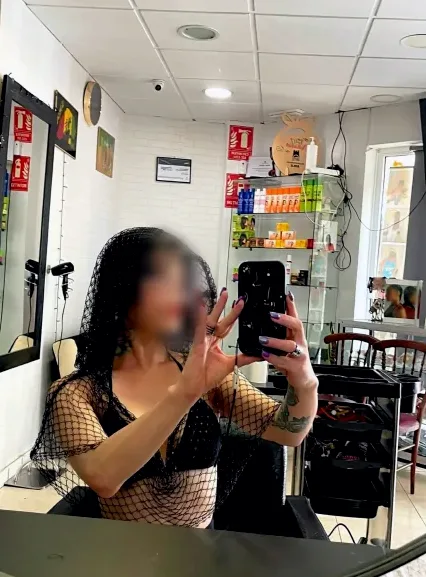 Isabella, 33