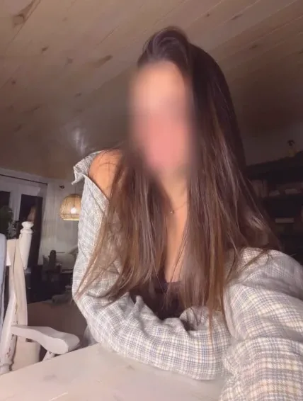Zeynep, 22